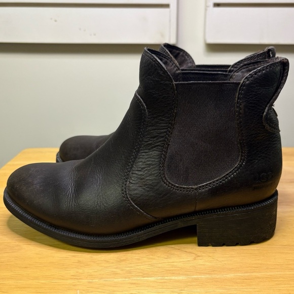 UGG Bonham Womens 8 Brown Leather Chelsea Boot Slip On Shearling Sheepskin Lined - Picture 1 of 8